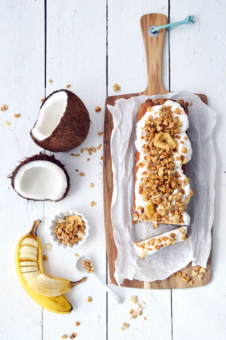 Kokos-Bananenbrot mit köstlichem Topping aus veganer Sahne und Müslicrunch