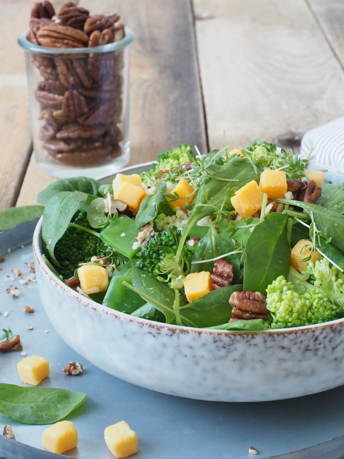 Grüner Couscous Salat mit Brokkoli, Pekannüssen und Cheddarwürfeln