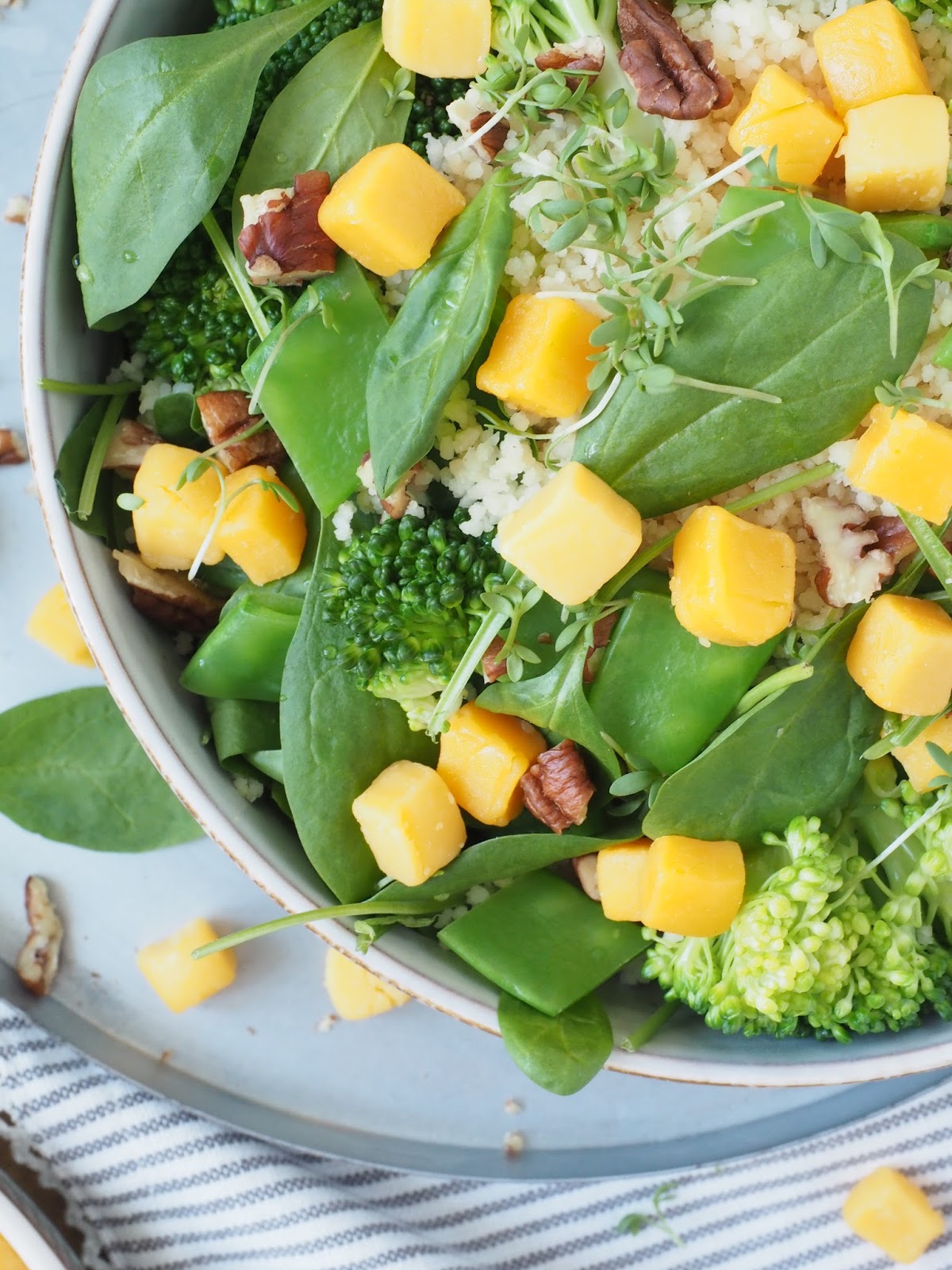 Grüner Couscous Salat mit Brokkoli, Pekannüssen und Cheddarwürfeln