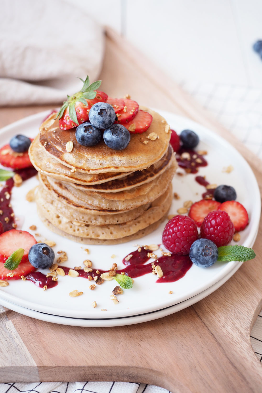 Vegane Pancakes mit Heidelbeersauce, Müslicrunch und frischen Beeren