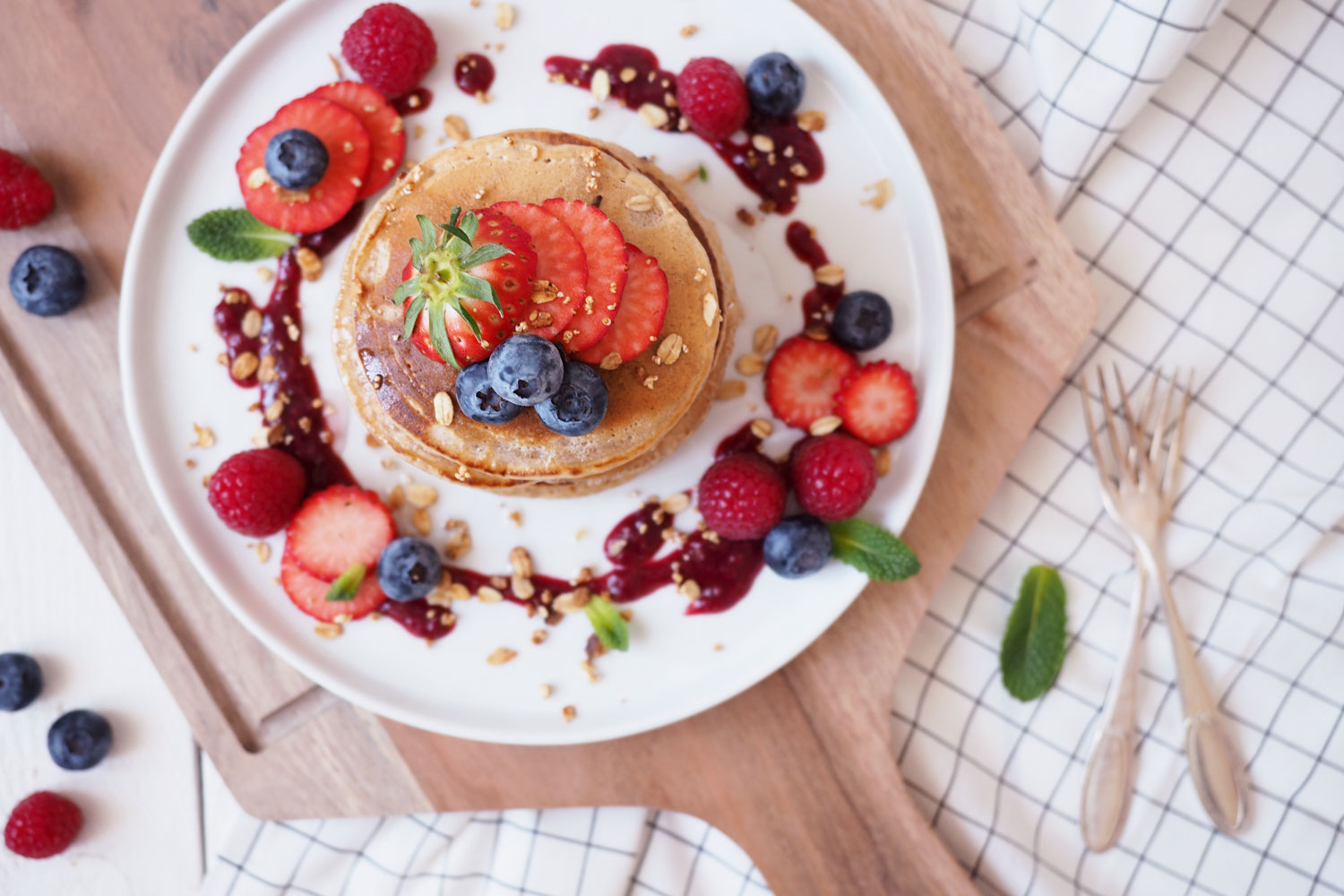 Vegane Pancakes mit Heidelbeersauce, Müslicrunch und frischen Beeren