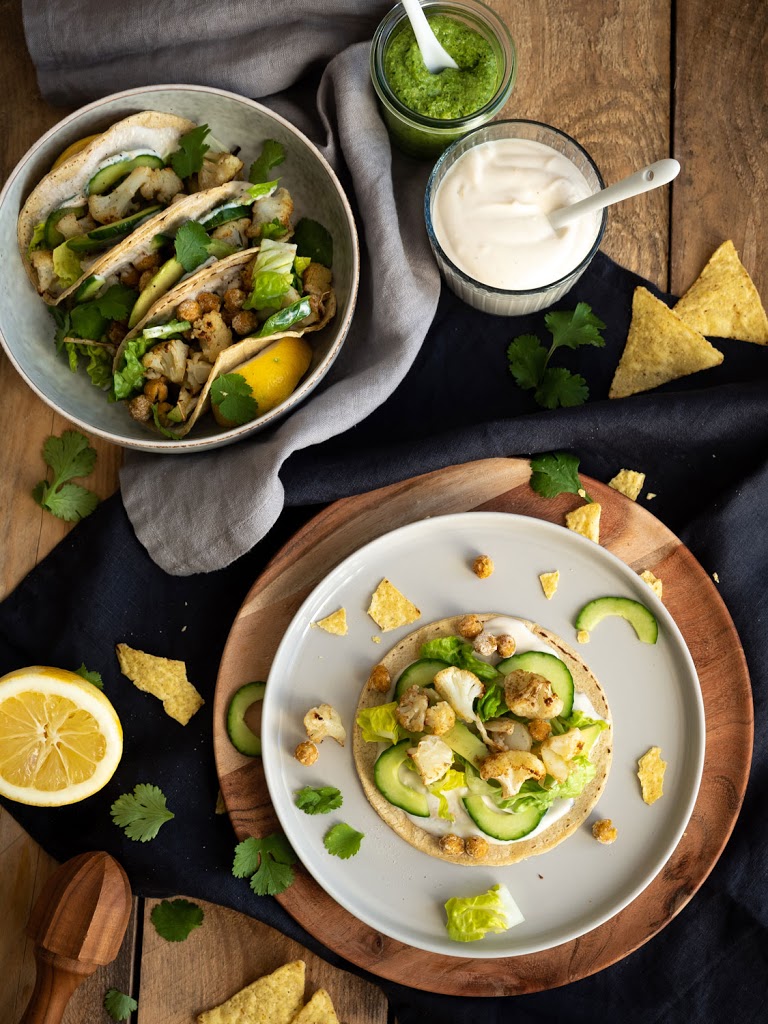 Tacos mit geröstetem Blumenkohl und veganem Zitronen-Joghurt und Koriander-Dip