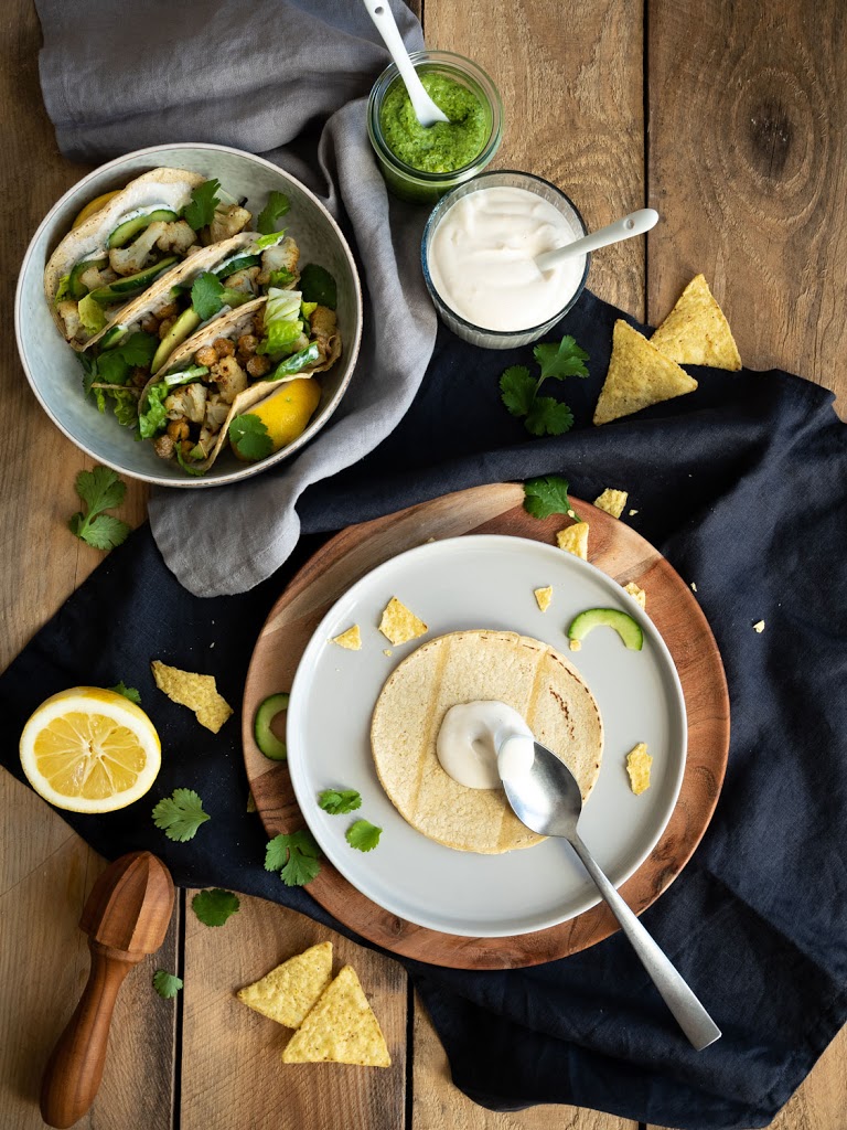 Tacos mit geröstetem Blumenkohl und veganem Zitronen-Joghurt und Koriander-Dip