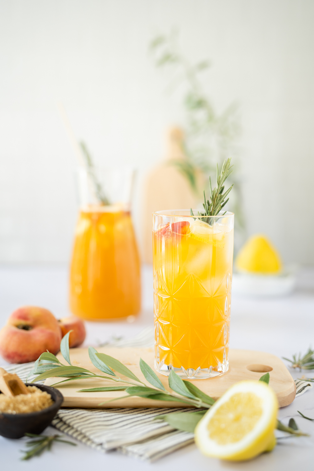 mediterrane bergpfirsich limonade und olivenbaum