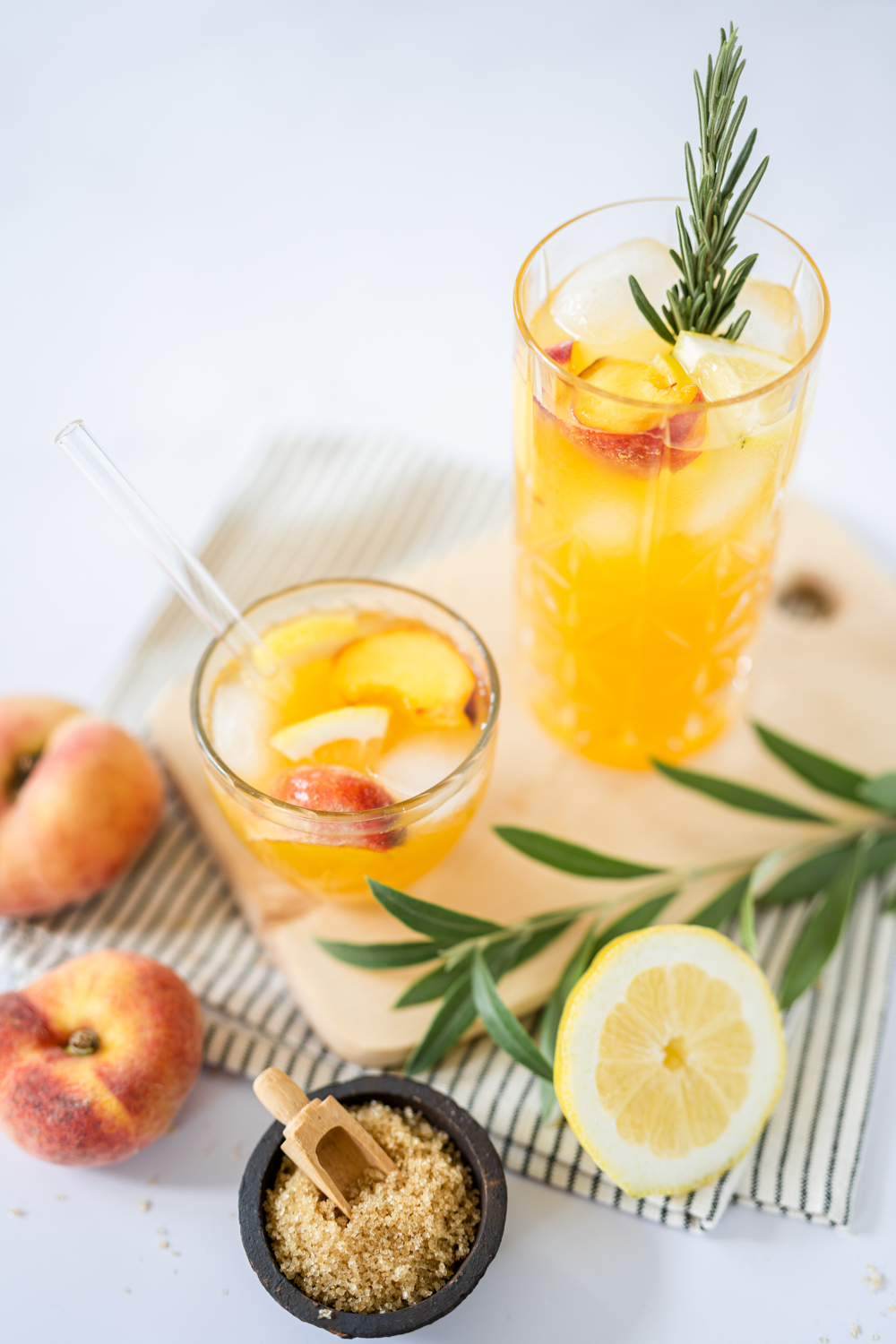 mediterrane bergpfirsich limonade und olivenbaum